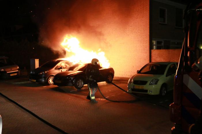 Geparkeerde auto's verwoest door brand