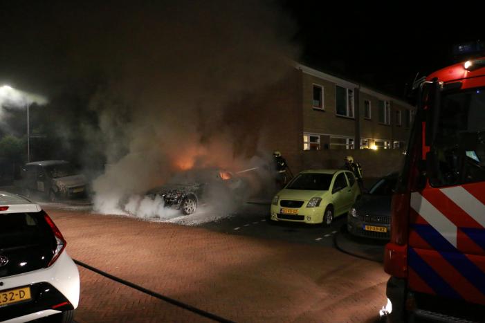 Geparkeerde auto's verwoest door brand