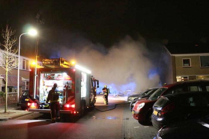 Geparkeerde auto's verwoest door brand