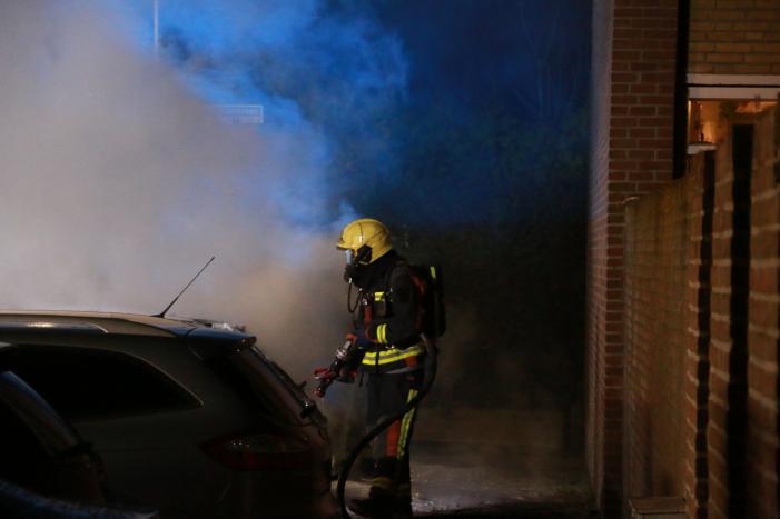 Geparkeerde auto's verwoest door brand