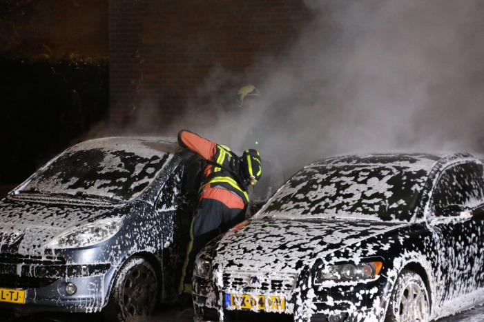 Geparkeerde auto's verwoest door brand