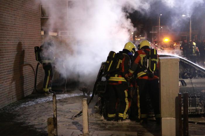 Geparkeerde auto's verwoest door brand