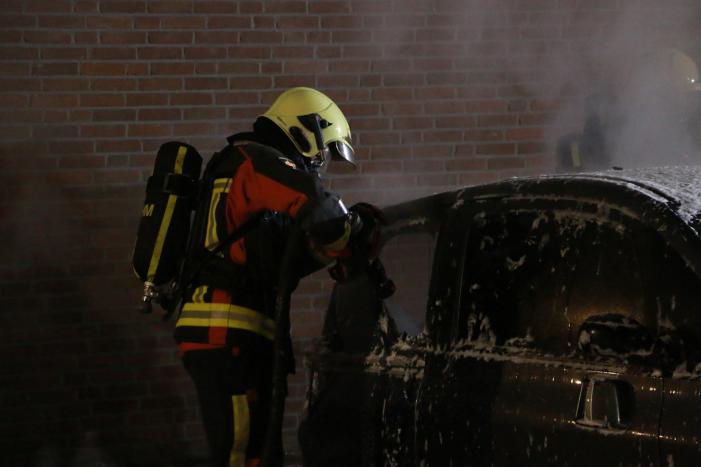 Geparkeerde auto's verwoest door brand