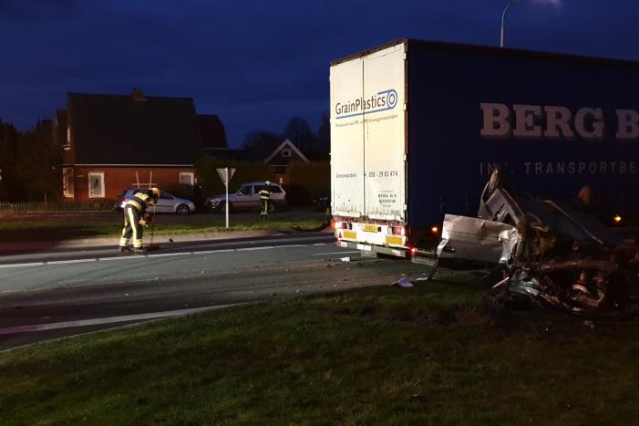 Auto op de kop door aanrijding met vrachtwagen