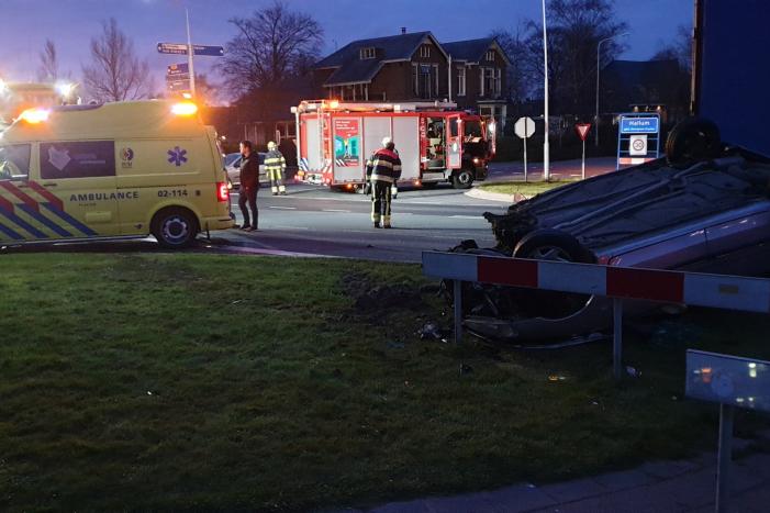 Auto op de kop door aanrijding met vrachtwagen