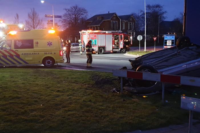 Auto op de kop door aanrijding met vrachtwagen