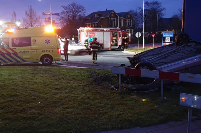 Auto op de kop door aanrijding met vrachtwagen