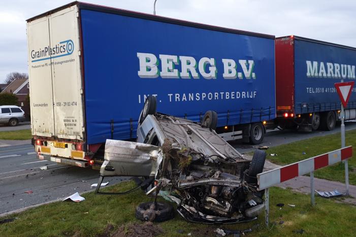 Auto op de kop door aanrijding met vrachtwagen