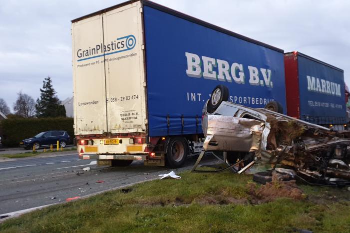 Auto op de kop door aanrijding met vrachtwagen