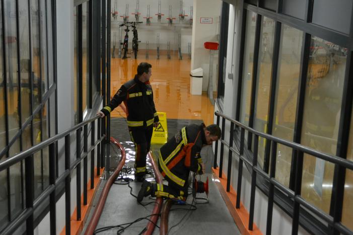 Sprinklerinstallatie oude Hudson Bay gebouw gaat af