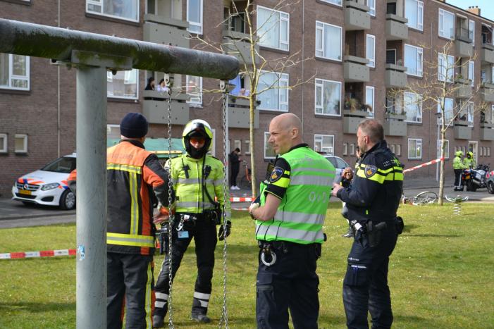 Dode in woning; kinderen naar ziekenhuis
