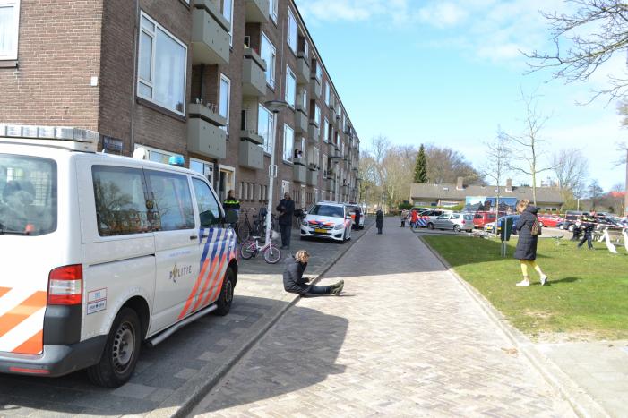 Dode in woning; kinderen naar ziekenhuis