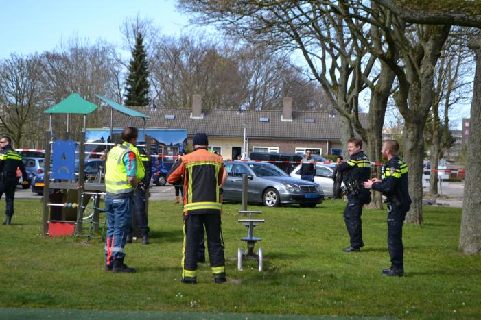 Dode in woning; kinderen naar ziekenhuis