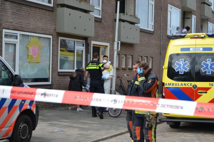 Dode in woning; kinderen naar ziekenhuis
