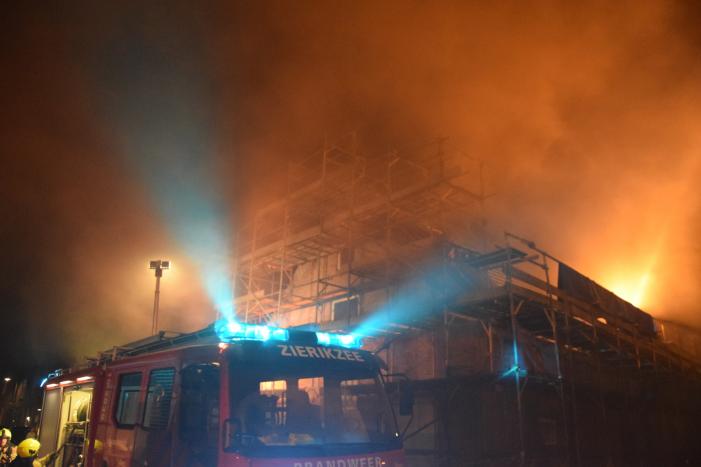 Veel rook bij flinke schoorsteenbrand