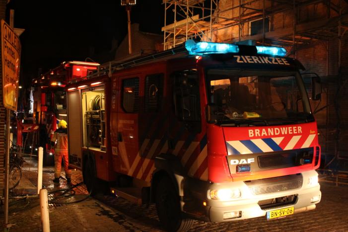 Veel rook bij flinke schoorsteenbrand