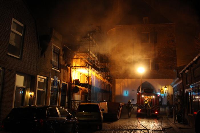 Veel rook bij flinke schoorsteenbrand