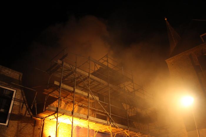 Veel rook bij flinke schoorsteenbrand