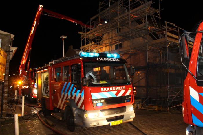 Veel rook bij flinke schoorsteenbrand
