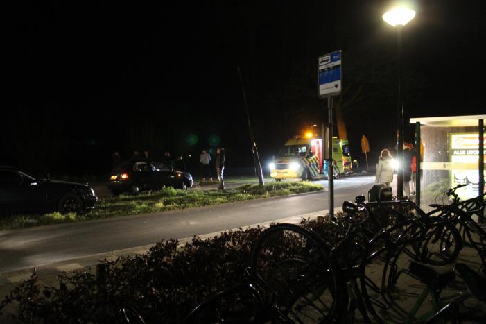 Gewonde na eenzijdige aanrijding tegen lantaarnpaal