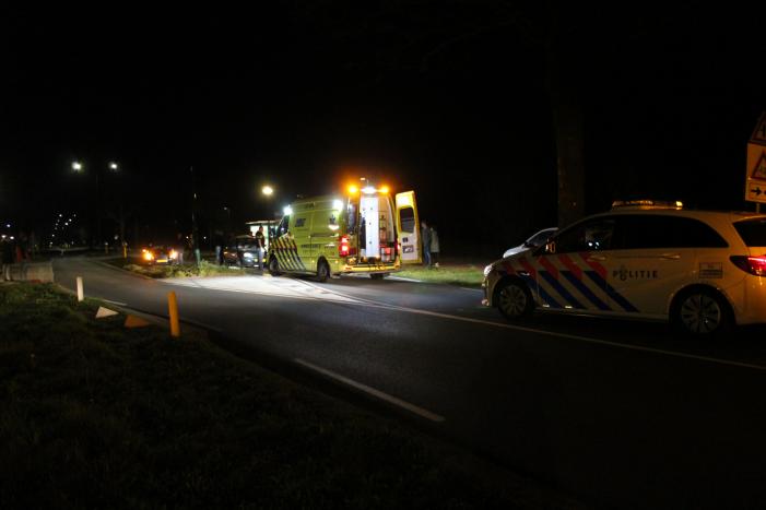 Gewonde na eenzijdige aanrijding tegen lantaarnpaal