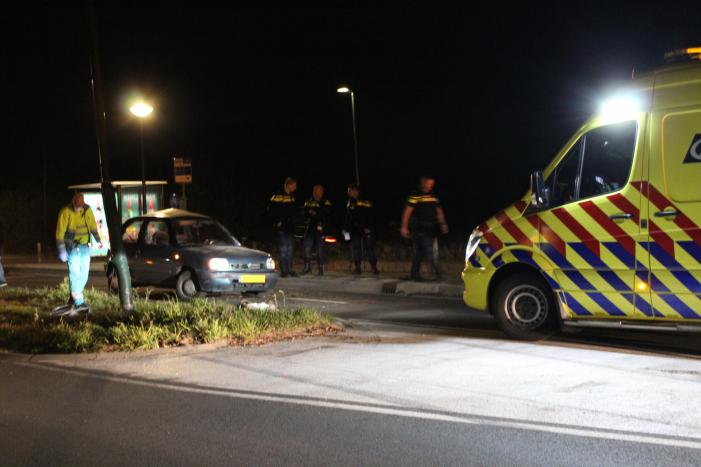Gewonde na eenzijdige aanrijding tegen lantaarnpaal