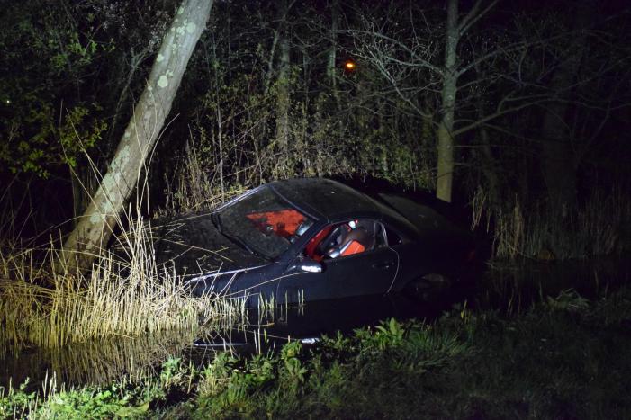 Auto te water, inzittende gewond