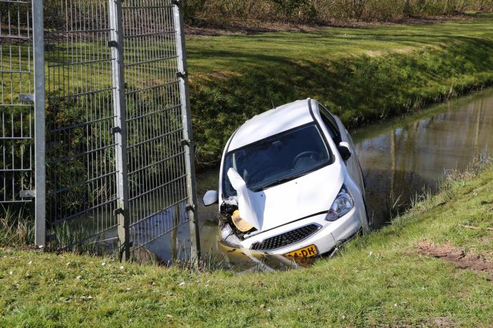Auto op mysterieuze wijze te water geraakt