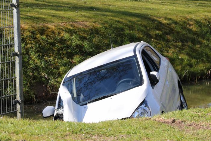 Auto op mysterieuze wijze te water geraakt