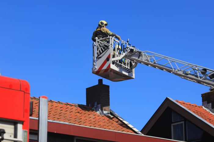 Woning vol rook bij brand in schoorsteen