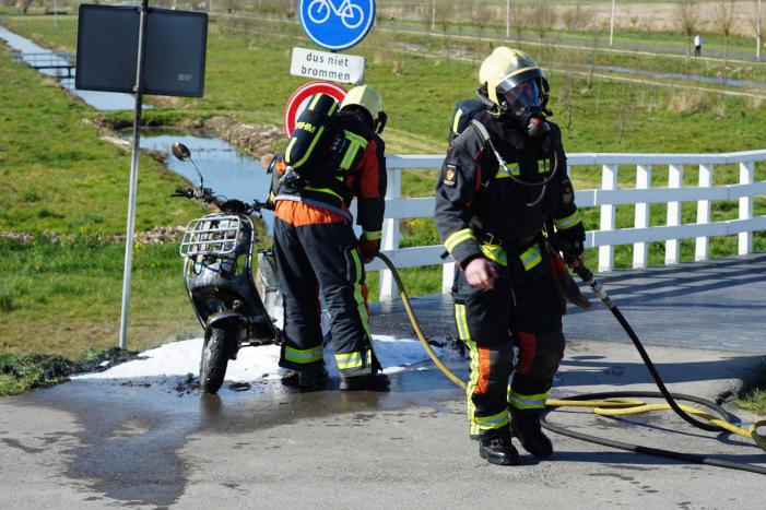 Scooter vliegt spontaan in brand