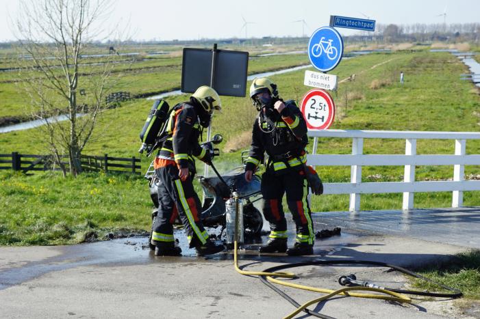 Scooter vliegt spontaan in brand