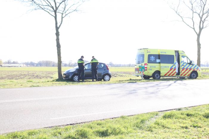 Auto botst op boom, inzittende bekneld