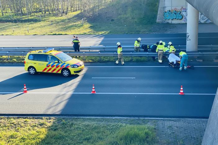 Man van viaduct gevallen, snelweg dicht