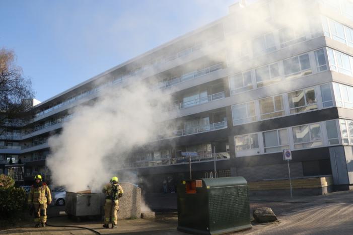 Veel rook bij brand in container
