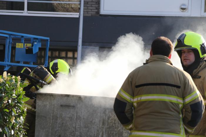 Veel rook bij brand in container