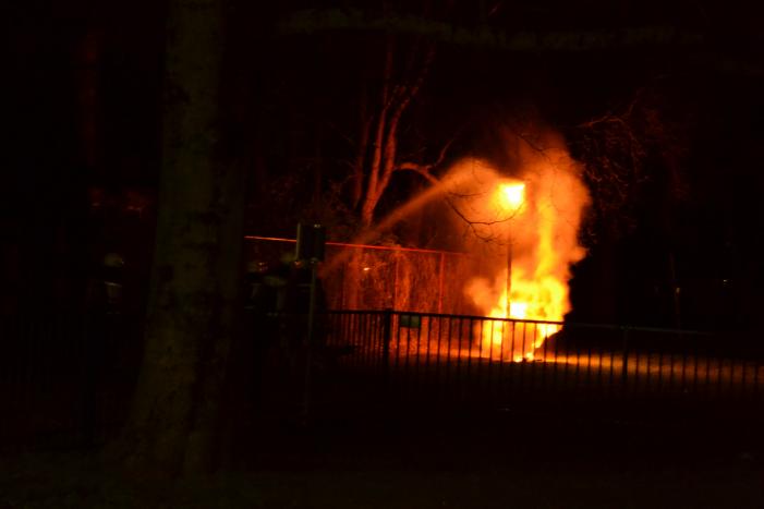 Lantaarnpaal vliegt in brand