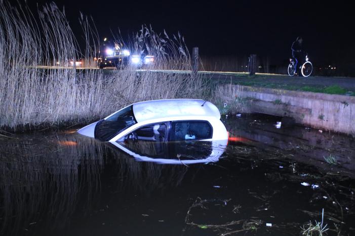 Auto te water geraakt