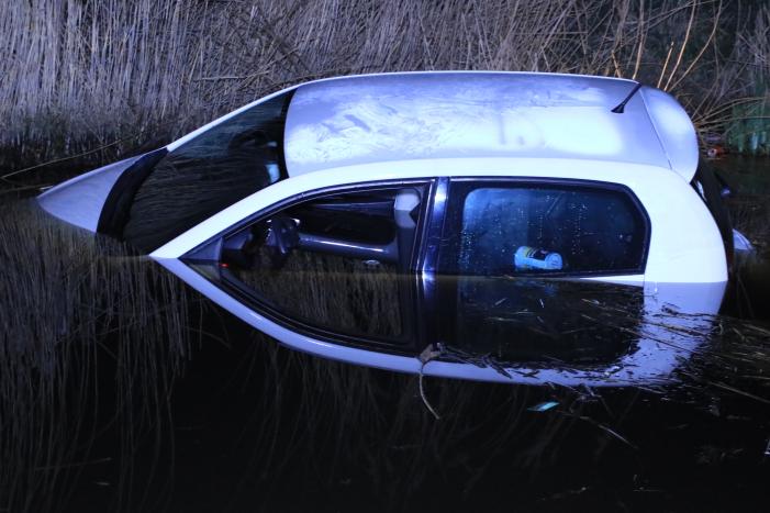 Auto te water geraakt