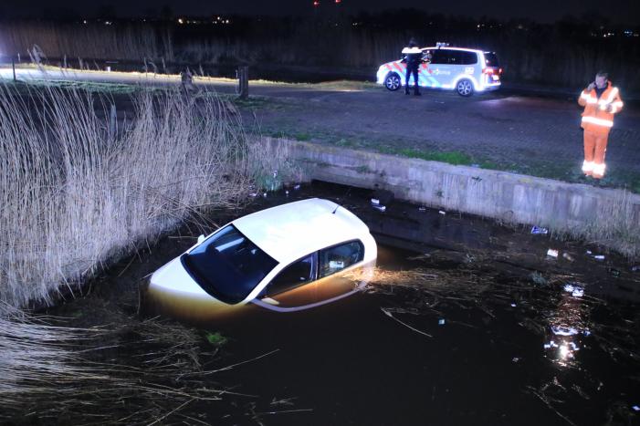 Auto te water geraakt