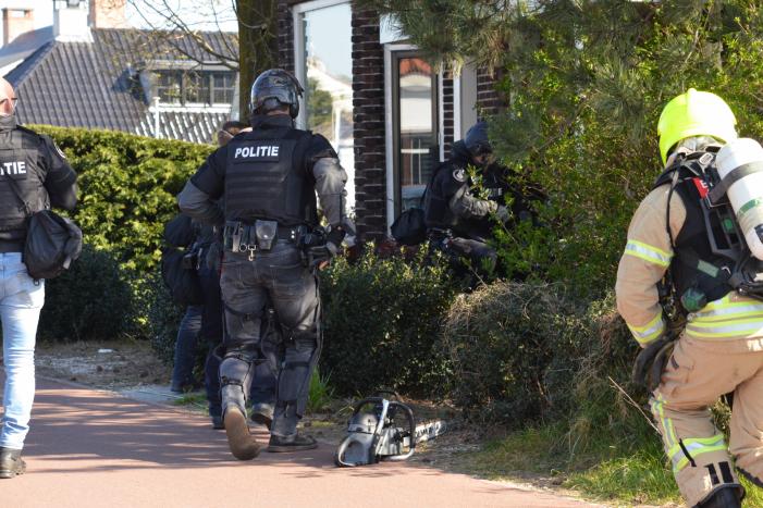 Politie valt woning binnen na vermoeden van drugslab