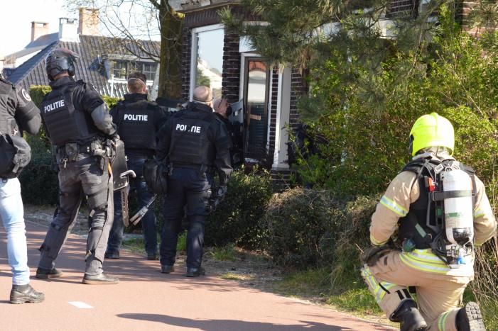 Politie valt woning binnen na vermoeden van drugslab