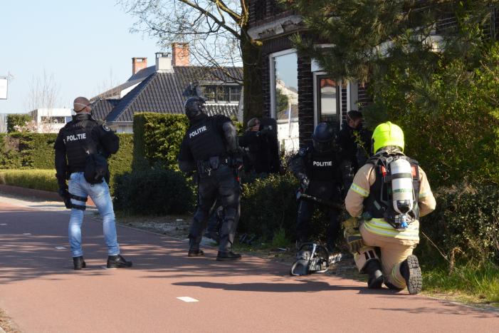 Politie valt woning binnen na vermoeden van drugslab