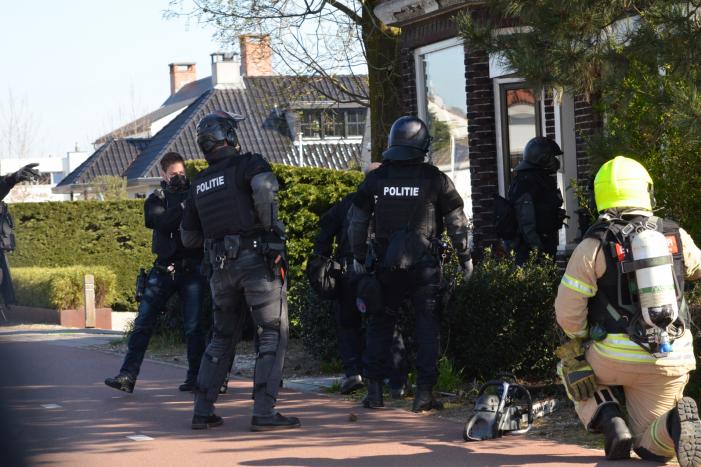 Politie valt woning binnen na vermoeden van drugslab