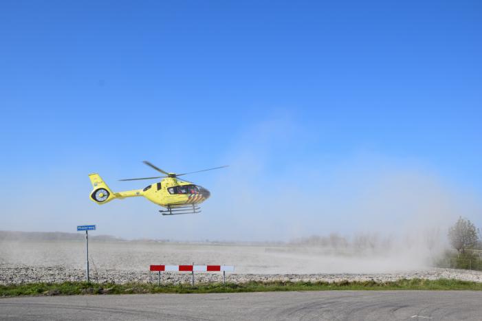 Traumahelikopter landt voor zwaargewonde fietser