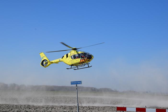 Traumahelikopter landt voor zwaargewonde fietser