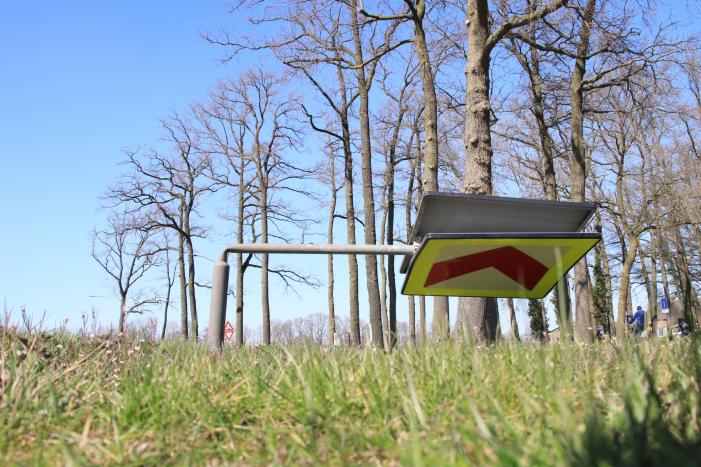 Vandalen vernielen verkeersborden op rotonde