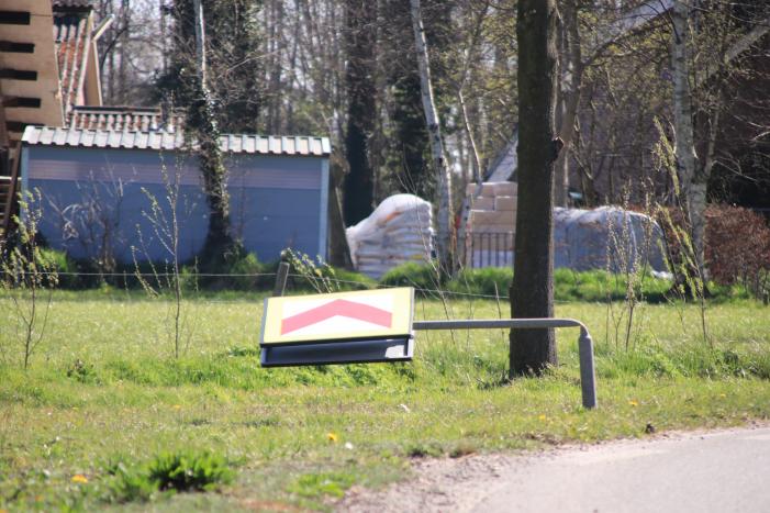 Vandalen vernielen verkeersborden op rotonde