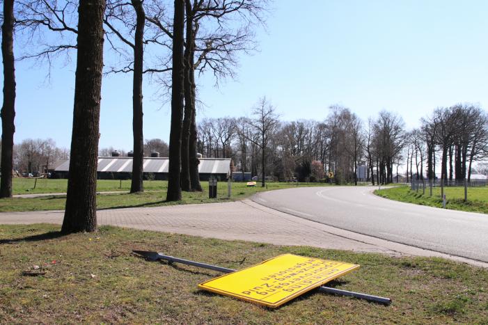 Vandalen vernielen verkeersborden op rotonde