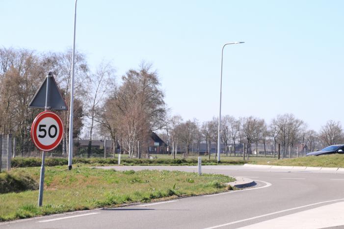 Vandalen vernielen verkeersborden op rotonde